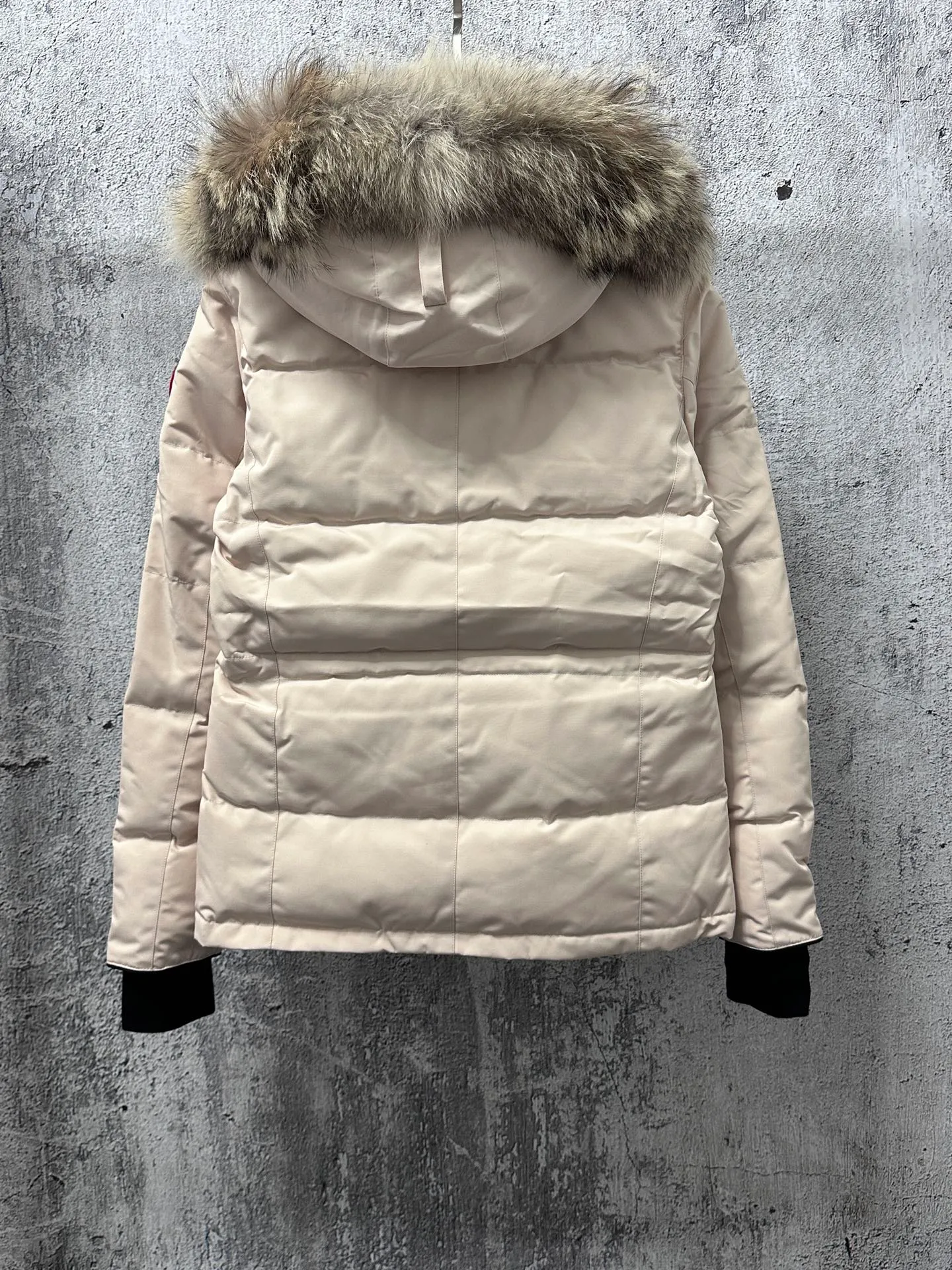 P840 【Canada gooseChelsea】Women's parka down coat, warm and comfortable. The adjustable hood features a high collar and concealed snap closure for extended coverage. And for greater protection against the elements, the detachable wolf fur collar. It features a sturdy YKK® two-way lockable zipper at the center front and a retractable waistband at the inner waist. Designed with internal straps for carrying over the shoulder. Fleece-lined exterior handwarmer pockets. Sturdy ribbed knit cuffs for cold protection and warmth. Sizes: XS-XL